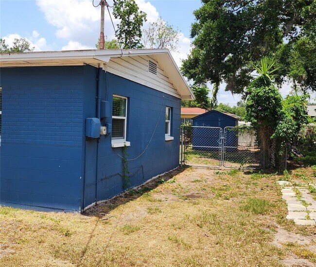 Building Photo - 108 E Sadie St