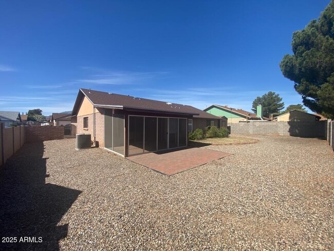 Building Photo - 3271 Briarwood Dr