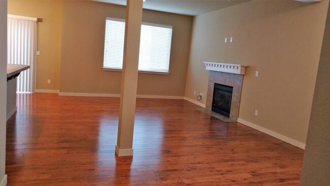 Building Photo - Spacious Fife 3 Bedroom with Fenced  Yard!
