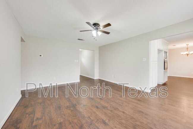 Building Photo - 305 Live Oak Dr