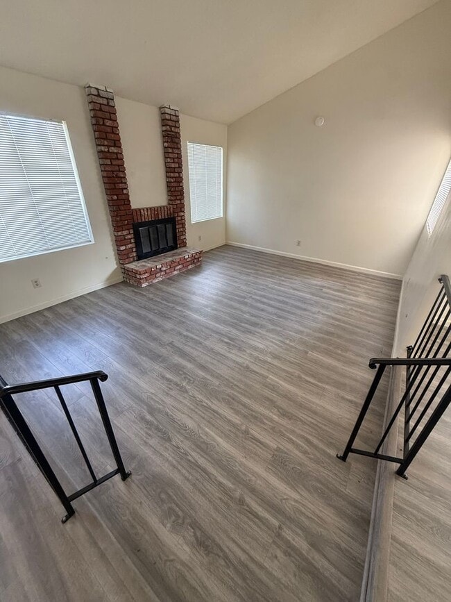 Building Photo - Spacious 4-Bedroom Home in Northeast Bakersfield