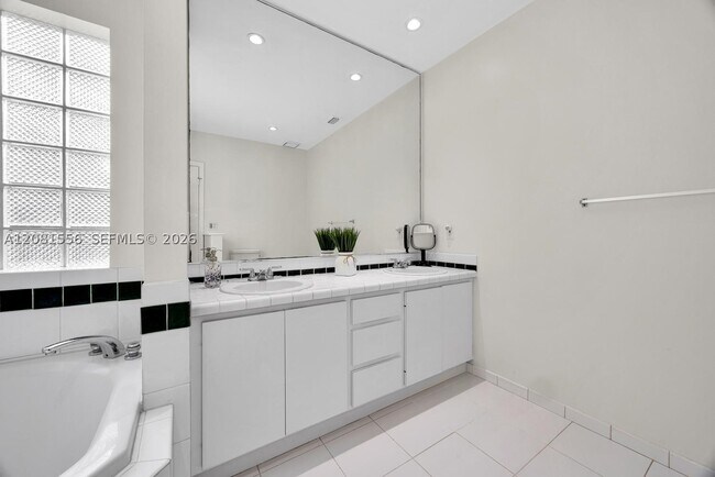 Building Photo - 6610 Santona St