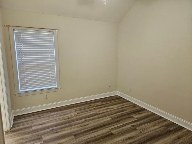 Building Photo - Beautiful 3 Bedroom 2 bath Home in Hampste...