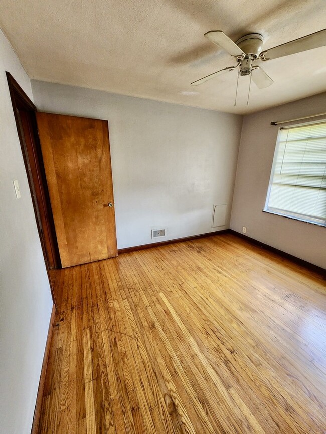 Building Photo - Beautiful brick 2 bedroom