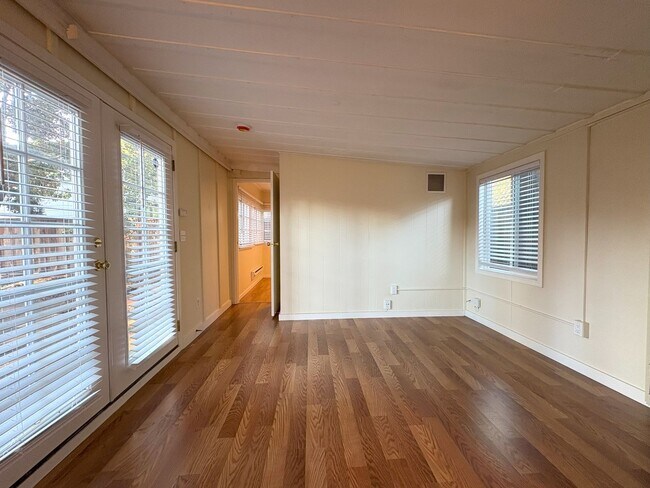 Building Photo - Charming 1BR Cottage with Private Patio