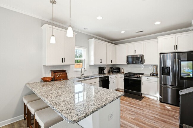 Building Photo - This beautiful - like new, energy efficient home in Grayson Park!