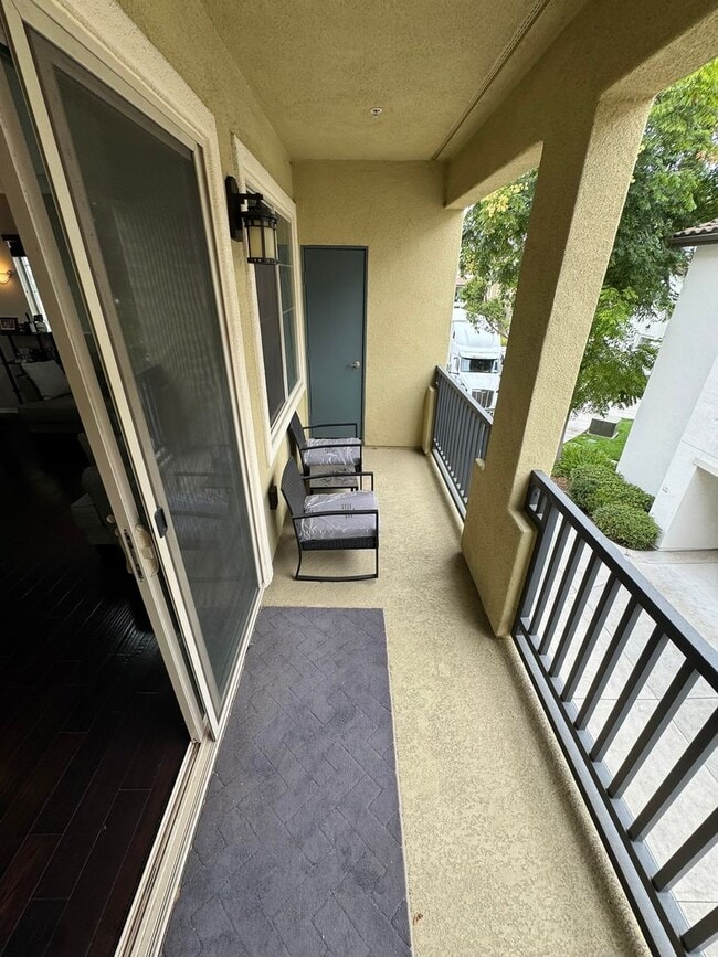 Building Photo - Spacious 2-Bedroom, 2-Bath Modern Home Loc...