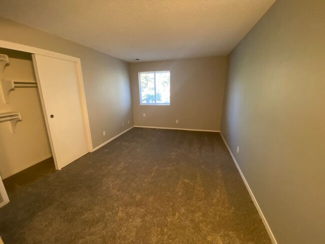 Building Photo - Large 2 bed 1 bath Top Floor Condo