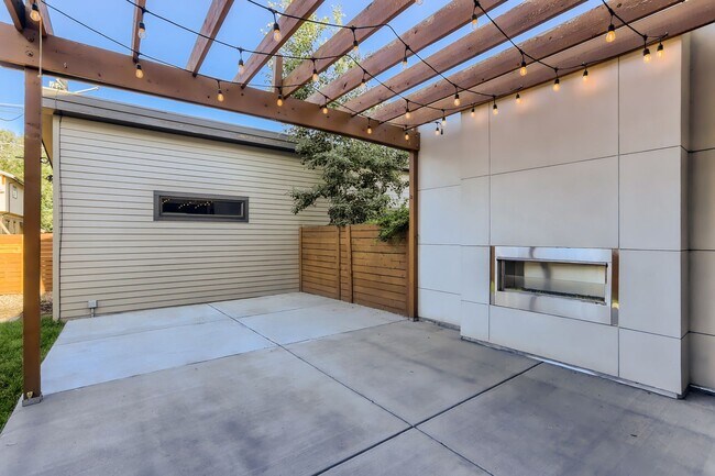 Building Photo - Modern 4-Bedroom Home with Designer Finish...