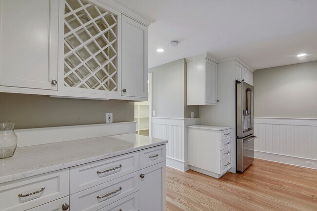 Building Photo - 5br Bethesda Home for Rent