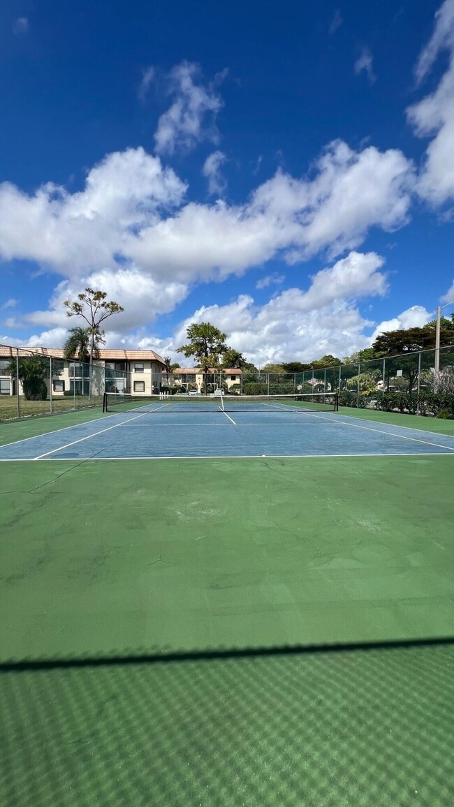 Building Photo - 7118 Golf Colony Ct