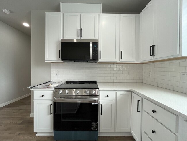 Building Photo - Luxury Living with Granite Counters & Stai...