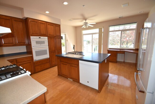 Building Photo - 2Bd/2.5Ba Issaquah Condo