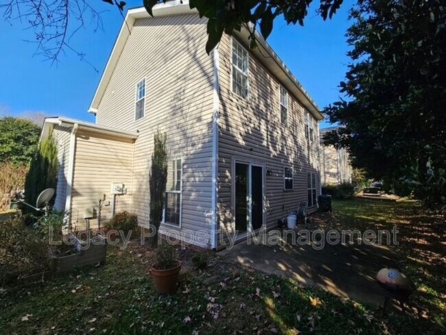 Building Photo - 1140 Briarwood Dr