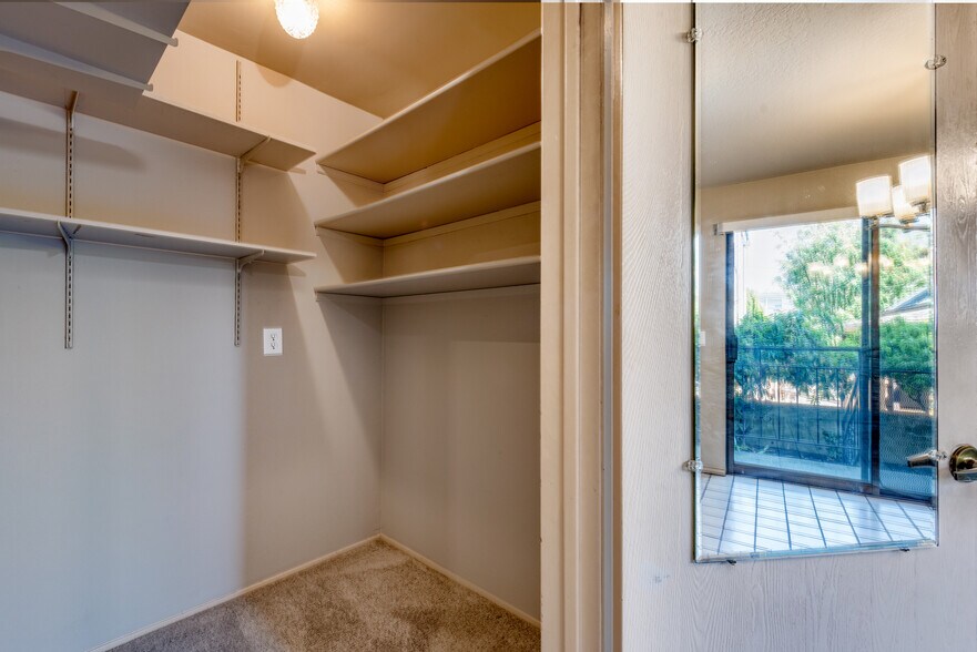 Extra room for storage or desk nook - 610 Aloha St