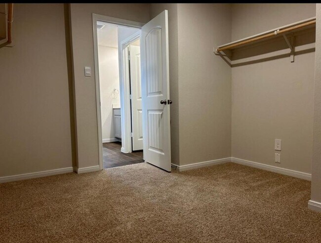Building Photo - 1313 Camden Ln