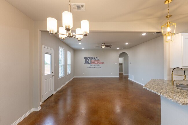 Building Photo - Modern Glen Rose Home with Open Layout