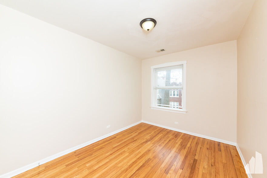 Building Photo - 3751 W Sunnyside Ave