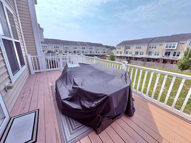 Building Photo - EMBREY MILL - END UNIT TOWNHOUSE