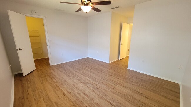 Building Photo - Fantastic 3 Bed/ 2 bath + Den ~ UTC Distri...
