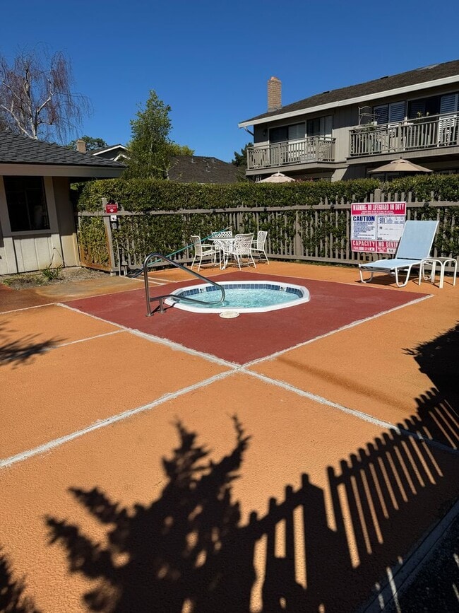 Building Photo - Rio Road Condo