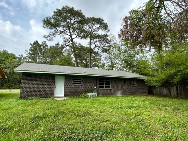 Building Photo - Moss Point 3 Bedroom