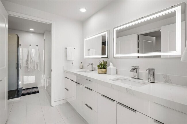 Building Photo - 3338 Peachtree Rd