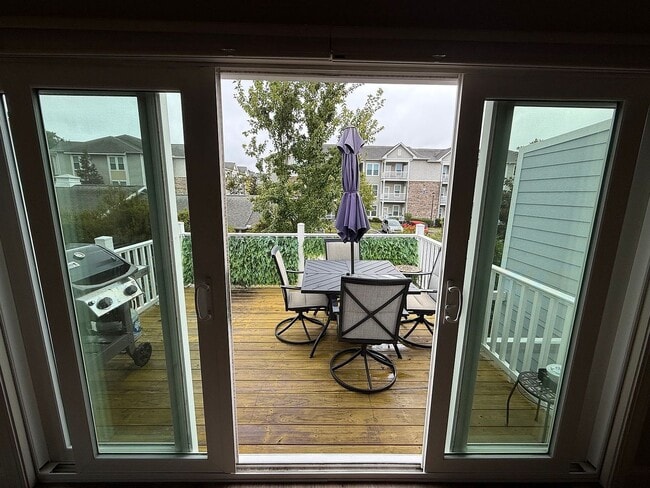 Building Photo - Modern 3 Bed/3 Bath End Unit Townhome - Close to Everything - GREAT PRICE!