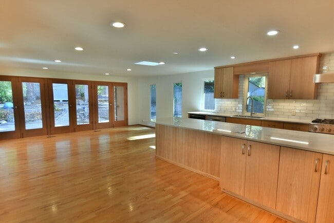 Building Photo - 5Bd/1.75Ba Mountlake Terrace House