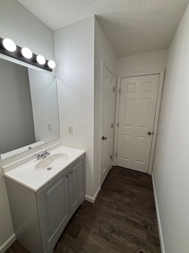 Building Photo - Freshly Renovated Cottage!