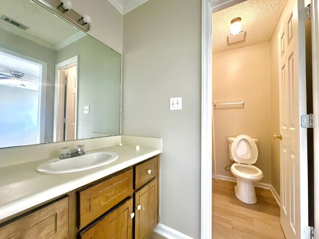 Building Photo - 5 Kensington Cir