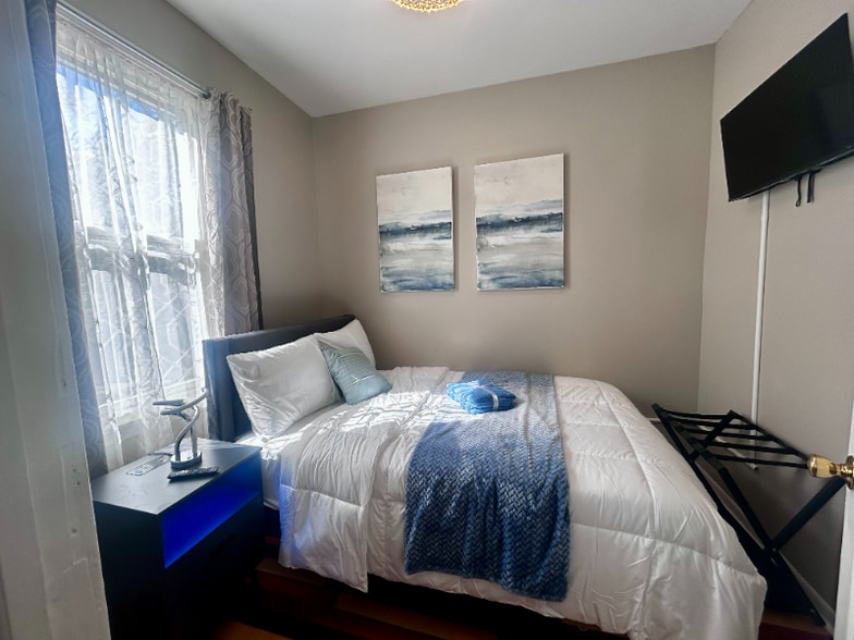 Building Photo - 7353 S Kenwood Ave