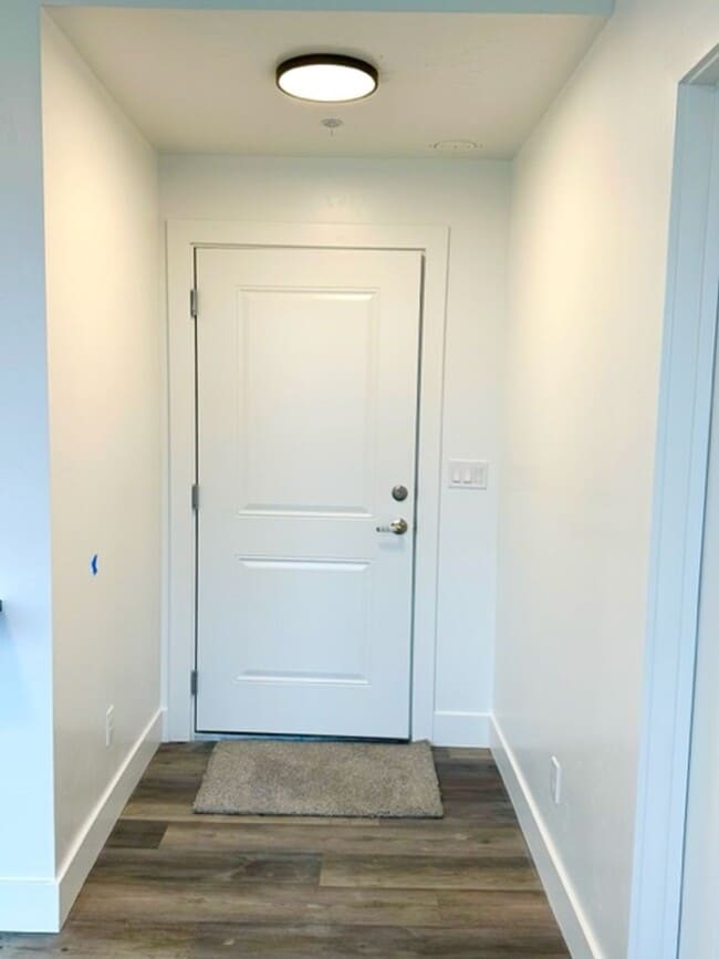 Building Photo - 1553 Clear Creek Dr