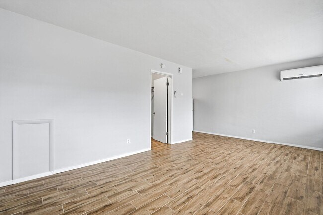 Building Photo - 1307-1311 E. 9th St. ( 1307A, 1307B, 1307C, 1309, 1311 )