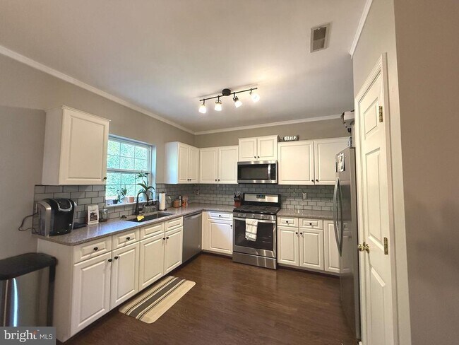 Building Photo - 8807 Howland Pl