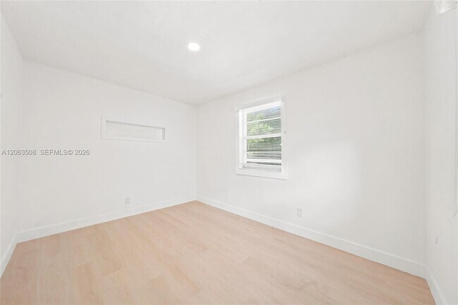 Building Photo - 119 NE 56th St