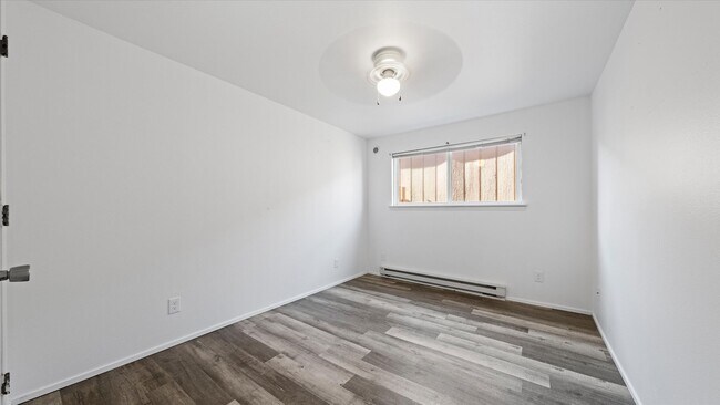 Building Photo - Charming 2-Bed, 1-Bath Condo for Lease at Ivy Club – Low Maintenance Living