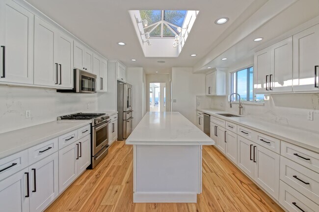 Building Photo - Beautifully Remodeled, 4BR4.5BA Hill Section Home w/ Amazing Panoramic Ocean Views, 3 Decks, Atri...