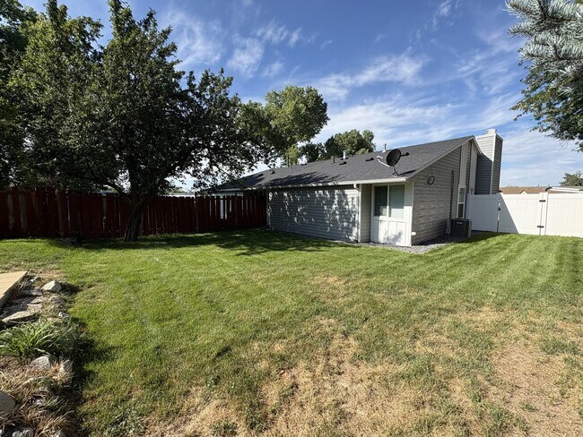 Building Photo - 765 Lupine Ct