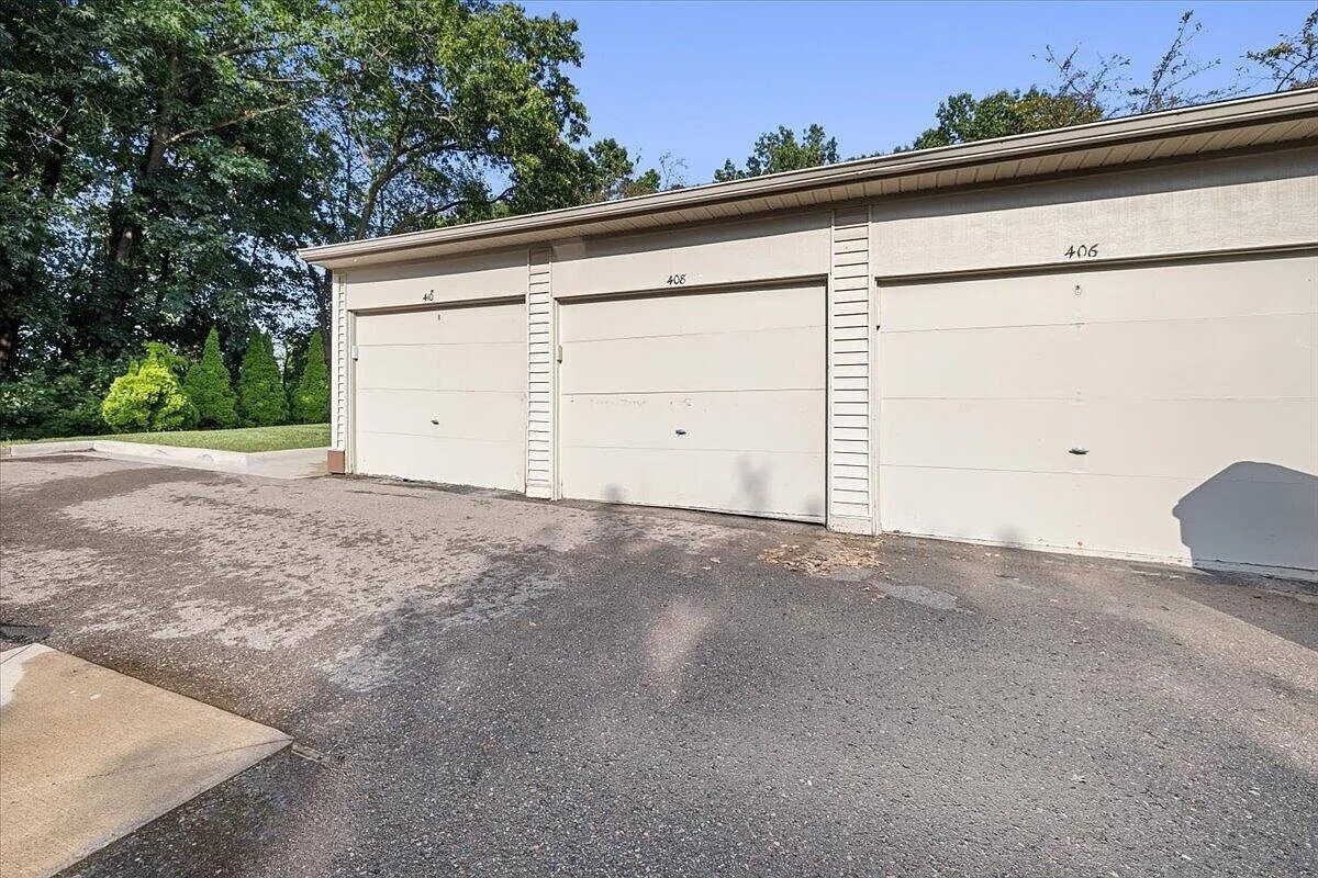 Building Photo - 408 Spring Brooke Dr