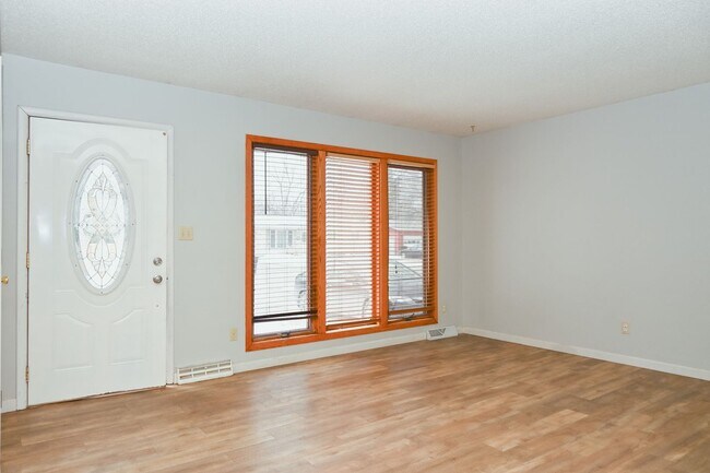 Building Photo - *COMING SOON* Gorgeous 5 Bed 2 Bath Home f...