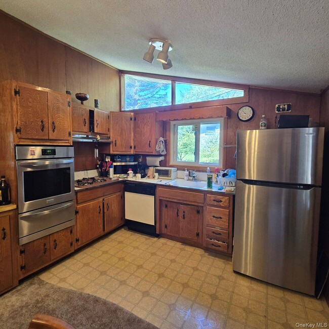 Building Photo - 14 Ann Ln