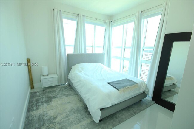 Building Photo - 950 Brickell Bay Dr