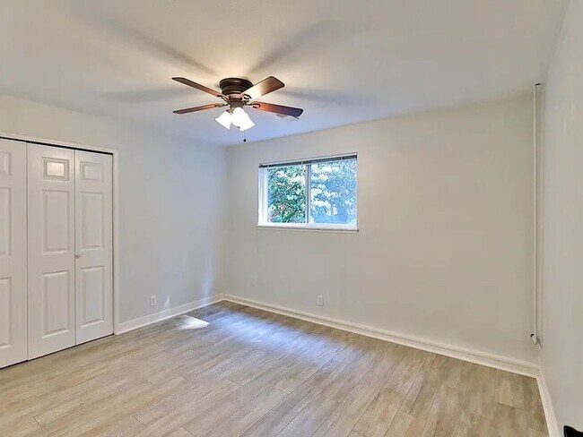 Building Photo - Remodeled Bellevue Home