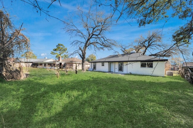 Building Photo - 15123 Kaler Rd