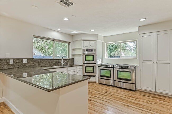 Building Photo - 1207 Thomas Dr