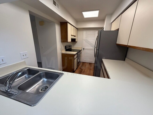 Building Photo - 1560 Meadowside Dr
