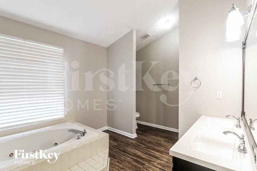 Building Photo - 1580 Summit Point