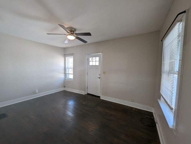 Building Photo - 2 Bedroom House