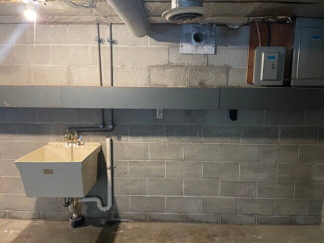 Laundry hookup - 1706 Commerce St